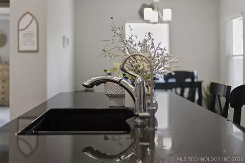Kitchen - 7403 E 87th St N, Owasso, OK 74055 photo 4 of 10