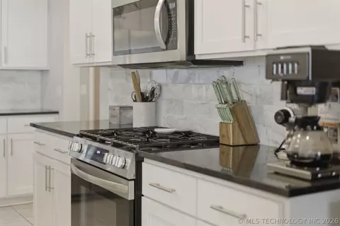 Kitchen - 7403 E 87th St N, Owasso, OK 74055 photo 5 of 10