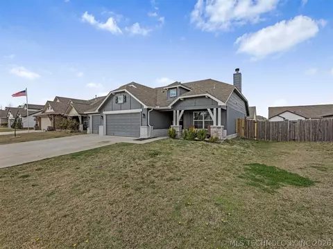 Exterior - 7403 E 87th St N, Owasso, OK 74055 photo 3 of 7