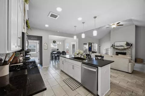 Kitchen - 7403 E 87th St N, Owasso, OK 74055 photo 3 of 10