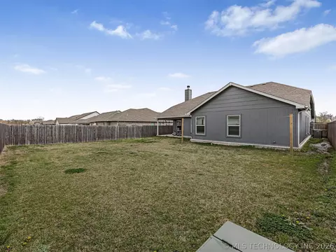 Exterior - 7403 E 87th St N, Owasso, OK 74055 photo 4 of 7