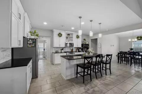 Kitchen - 7403 E 87th St N, Owasso, OK 74055 photo 9 of 10