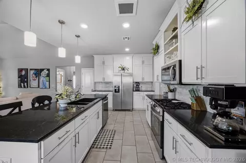 Kitchen - 7403 E 87th St N, Owasso, OK 74055 photo 2 of 10