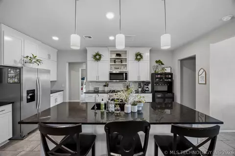 Kitchen - 7403 E 87th St N, Owasso, OK 74055 photo 1 of 10