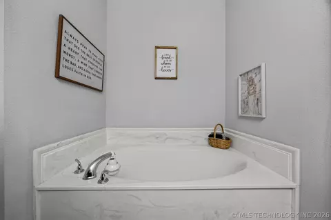 Bath - 7403 E 87th St N, Owasso, OK 74055 photo 3 of 5