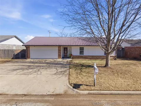 13653 Hickory Pl, Glenpool, OK 74033