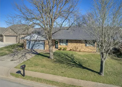 3000 Loris Ln, Bartlesville, OK 74006