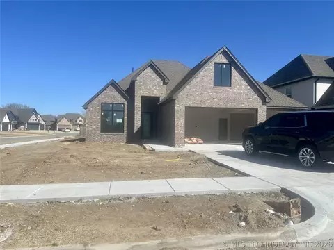 6905 S Willow Ave, Broken Arrow, OK 74011