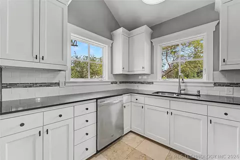 Kitchen - 2430 E 17th Pl, Tulsa, OK 74104 photo 3 of 4