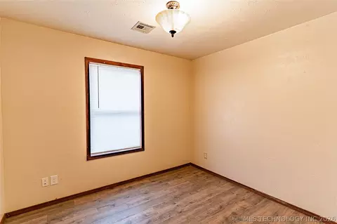 Bedroom - 915 E Oak St, Cushing, OK 74023 photo 3 of 4