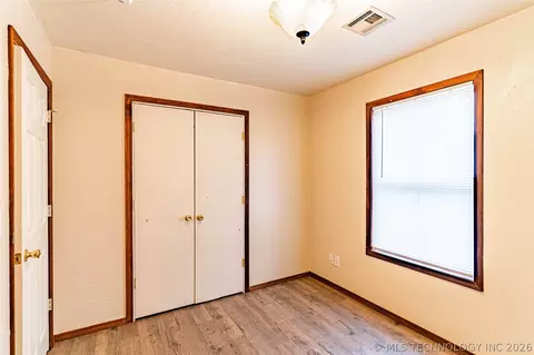 Bedroom - 915 E Oak St, Cushing, OK 74023 photo 4 of 4