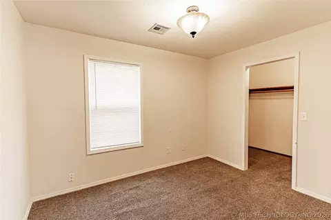 Bedroom - 915 E Oak St, Cushing, OK 74023 photo 2 of 4