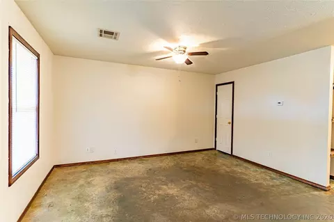 Living - 915 E Oak St, Cushing, OK 74023 photo 1 of 2