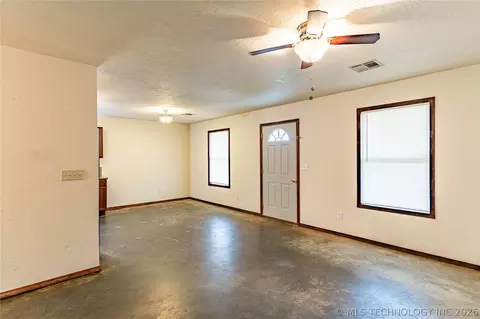 Living - 915 E Oak St, Cushing, OK 74023 photo 2 of 2