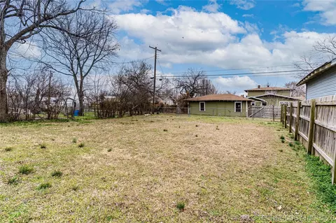 Exterior - 915 E Oak St, Cushing, OK 74023 photo 2 of 3