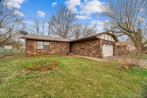 604 E Radcliff Ave, Locust Grove, OK 74352