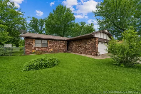 604 E Radcliff Ave, Locust Grove, OK 74352