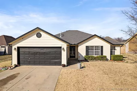 2114 S Javine Ave, Skiatook, OK 74070