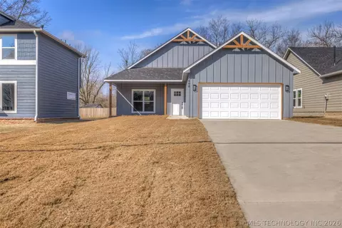 600 S Division St, Coweta, OK 74429