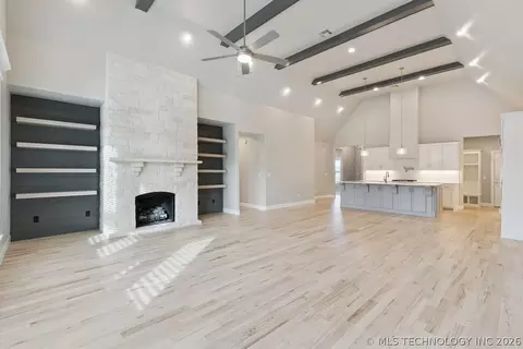 Living - 668 E 148th Pl S, Glenpool, OK 74033 photo 3 of 4