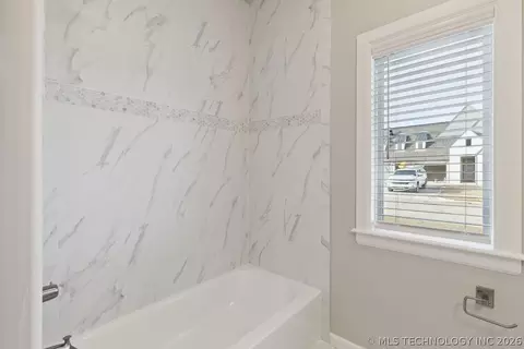 Bath - 668 E 148th Pl S, Glenpool, OK 74033 photo 7 of 7