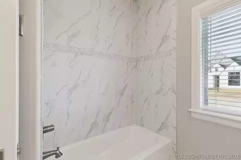 Bath - 668 E 148th Pl S, Glenpool, OK 74033 photo 5 of 7