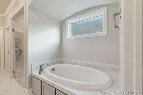 Bath - 668 E 148th Pl S, Glenpool, OK 74033 photo 4 of 7