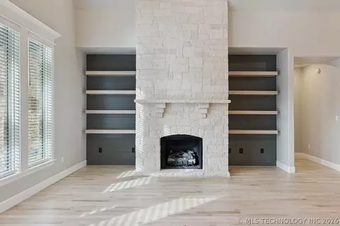 Living - 668 E 148th Pl S, Glenpool, OK 74033 photo 4 of 4