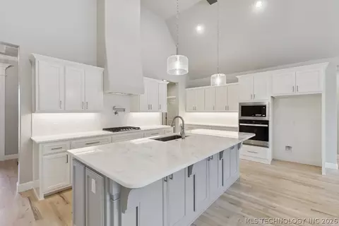 Kitchen - 668 E 148th Pl S, Glenpool, OK 74033 photo 2 of 3
