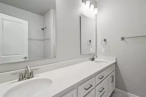 Bath - 663 E 148th Pl S, Glenpool, OK 74033 photo 4 of 6
