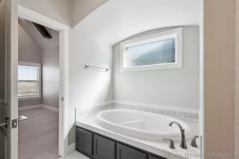 Bath - 663 E 148th Pl S, Glenpool, OK 74033 photo 2 of 6