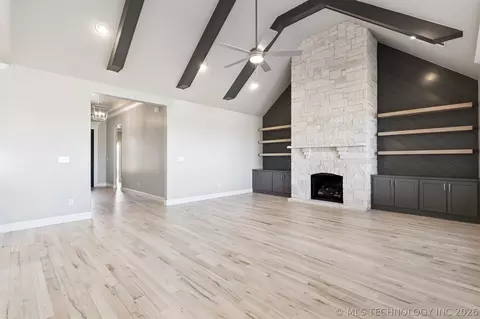 Living - 663 E 148th Pl S, Glenpool, OK 74033 photo 3 of 7