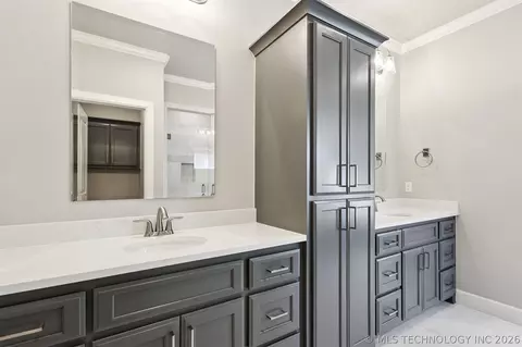 Bath - 663 E 148th Pl S, Glenpool, OK 74033 photo 1 of 6
