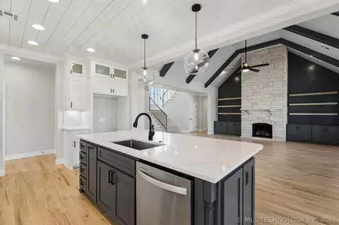 Kitchen - 31411 E Two Socks Dr, Broken Arrow, OK 74014 photo 4 of 7