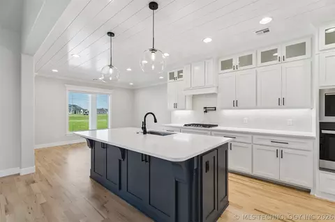 Kitchen - 31411 E Two Socks Dr, Broken Arrow, OK 74014 photo 1 of 7