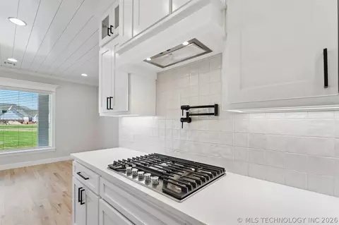 Kitchen - 31411 E Two Socks Dr, Broken Arrow, OK 74014 photo 7 of 7