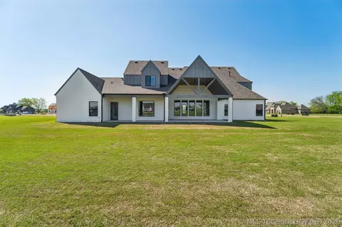 Exterior - 31411 E Two Socks Dr, Broken Arrow, OK 74014 photo 8 of 12