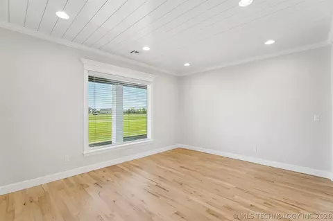 Living - 31411 E Two Socks Dr, Broken Arrow, OK 74014 photo 5 of 5