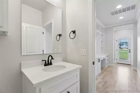 Entry Way - 31411 E Two Socks Dr, Broken Arrow, OK 74014 photo 4 of 5
