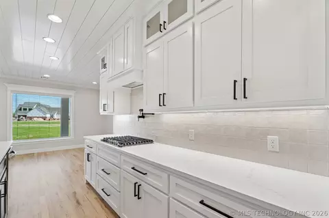 Kitchen - 31411 E Two Socks Dr, Broken Arrow, OK 74014 photo 6 of 7