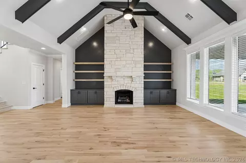 Living - 31411 E Two Socks Dr, Broken Arrow, OK 74014 photo 2 of 5