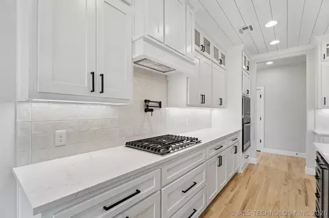 Kitchen - 31411 E Two Socks Dr, Broken Arrow, OK 74014 photo 5 of 7
