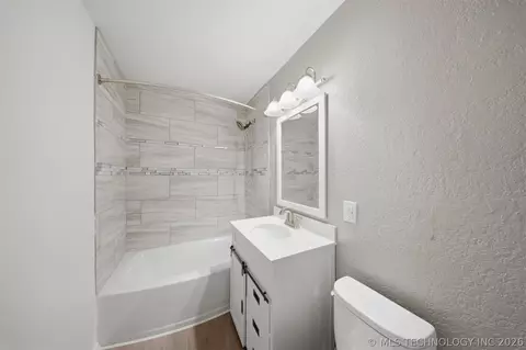 Bath - 1441 E Cherry St, Cushing, OK 74023 photo 1 of 1