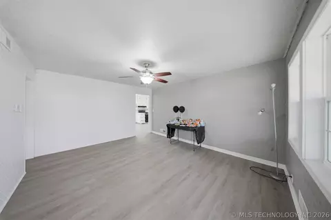 Living - 1441 E Cherry St, Cushing, OK 74023 photo 3 of 4