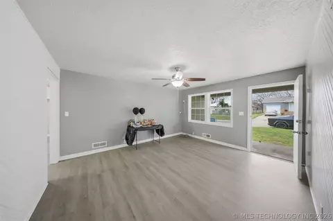 Living - 1441 E Cherry St, Cushing, OK 74023 photo 1 of 4