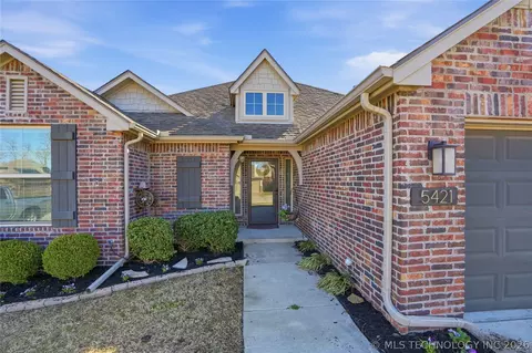 5421 Skylane Dr, Sand Springs, OK 74063