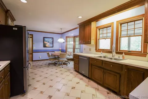 Kitchen - 5511 E 73rd St, Tulsa, OK 74136 photo 4 of 4