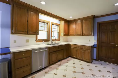 Kitchen - 5511 E 73rd St, Tulsa, OK 74136 photo 2 of 4