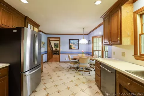 Kitchen - 5511 E 73rd St, Tulsa, OK 74136 photo 3 of 4