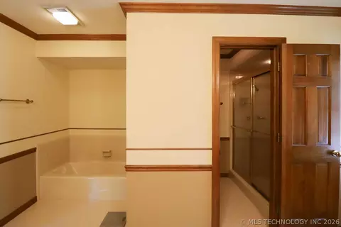 Bath - 5511 E 73rd St, Tulsa, OK 74136 photo 5 of 9
